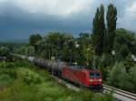 185 090-8 mit Bombardier Eigenwerbung erreicht mit einer Sonderleistung Kesselwagen in Richtung Singen(Htw) in Krze den Bahnhof Radolfzell. 26.06.09