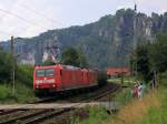 185 053-6 und 185 071-8 befrdern einen Kesselzug in Doppeltraktion Richtung Tschechische Grenze. Aufgenommen bei Rathen am 1.7.2009.