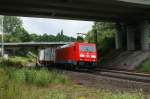 185 342-3 fhrt mit einen Containerzug bei Fulda Richtung Norden am 11.07.2009