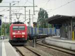 E-Lok BR 185 183-1 -Railion- durchfhrt den Bahnhof Wittenberge in Richtung Sden mit einem Niederflurwagen-Ganzzug am Haken, 12.07.2009