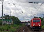 185 318 mit einem Gz Richtung Kln bei der Durchfahrt von Bonn-Beuel 19.7.2009