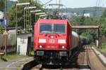 Die 185 359-7 zieht ihren gemischten Gterzug durch Erpel am 16.07.2009