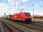 185 188-0 mit LKW Walter Ganzzug in Magdeburg-Rothensee.