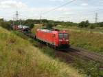 185 062-7 mit einem gemischten Gterzug aus Richtung Braunschweig kommend am Stadtrand von Magdeburg. Fotografiert am 30.07.2009.