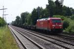 185 291-2 mit Flachwagen,beladen mit Stahlplatten kurz vor dem S-Bahnhof Dedensen/Gmmer am 04.07.2009.Links im Hintergrund kommt der RE nach Rheine.