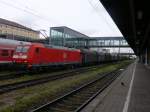 185 054 mit gemischten Gterzug durch Regensburg Hbf, 18.07.2009