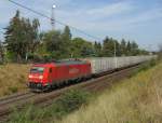 185 181-5 fhrt mit einem Ganzzug Continental Highcube-Containern in Richtung Braunschweig. Fotografiert am Stadtrand von Magdeburg am 19.08.2009.