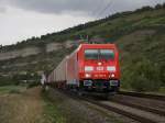 Die 185 388 mit einem Gterzug am 29.08.2009 unterwegs bei Thngersheim.