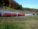 Eine Br 185 mit einem Kalisandzug kurz vor der Einfahrt in den Eggetunnel bei Willebadessen, unterwegs in Richtung Altenbeken.