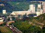 Eine unbekannte 185 zieht ihren gemischten Gterzug durchs Maintal richtung Wrzburg bei Karlstadt, 19.08.2009