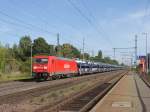 185 225-0 mit einem Ganzzug voller Autos durchfhrt den Bahnhof Niederndodeleben.