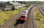 Nach den Dreharbeiten ging es rauf auf die Brcke. 185 227 zieht am 12.09.09 einen Gterzug durch Bitterfeld Richtung Berlin.