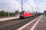 185 144-3 durchfhrt am 03.05.2005 den Bahnhof von Dren mit einem Gterzug Richtung Kln.