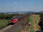 185 273 fhrt mit seinem Gterzug durch Ladenburg.