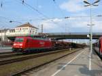 185 267-2 mit einem Kieszug bei der Durchfahrt in Regensburg Hbf, 21.08.2009