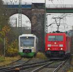 Whrend VT013 der EB auf ihrem ganz Hauseigenen Abstellgleis im Bahnhof Eichenberg auf ihren nchsten Einsatz wartet, schiebt sich 185 203-7 in Fahrtrichtung Osten vorbei.