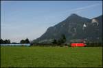 Eine 185er legt sich mit dem leeren Mllzug Niederlande – Hall i.Tirol, bei Niederaudorf in die Kurve.