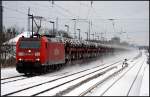 Railion 185 188-0 verpasst einer Ladung Neuwagen einen Wintertest (Berlin Friedrichshagen, 01.01.2010)