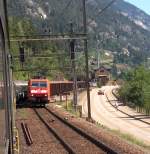 Br 185 097-3 wartet am 14.7.04 in Wassen auf die Weiterfahrt in Richtung Norden.