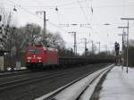 185 340 fuhr am 20.02.2010 mit einem Stahlbrammenzug durch Kreiensen Richtung Sden.