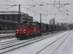 Die 185 164 mit dem LKW Walter KLV-Zug am 14.02.2010 bei der Durchfahrt am Heimeranplatz (Mnchen)