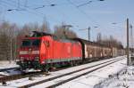 Zur Abwechslung gab es einen verkehrsroten Viermaster in Form von 185 129-4. Im Osten sind sie ja nicht allzu oft zu sehen. Fotografiert am 06.03.2010 in Leipzig-Thekla. 