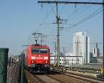 185 178-1 berquert mit TEC 40013 Taulov/DK - Gallarate/I auf der Camberger-Brcke das Frankfurter Gleisvorfeld. 09.03.10