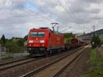 Die 185 282 mit einem Gemischten Gterzug am 29.08.2009 bei der Durchfahrt in Thngersheim.
