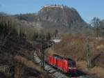 185 148-4 beschleunigt mit FE 44689 Kornwestheim - Zrich-Limmattal am Einfahrsignal Singen(Htw) und wird in Krze ihre Fracht an Re 6/6 11617 bergeben.