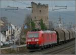 185 029-6 donnert am 20.03.10 mit einem Gterzug durch den Hauptbahnhof von Boppard.