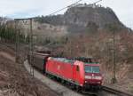 185 094-0 mit CFN 46337 Bremerhaven-Kaiserhafen - Konstanz (Red Bull - Sonderleistung) am 30. Mrz 2010 vor der Kulisse des Hohentwiels in Singen.