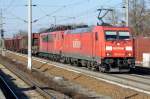 185 214-4 mit einem gemischten Gterzug durch Rathenow. Als Wagenlok die 155 257-9 (kalt). 02.04.2010