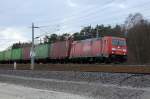 185 216-9 mit einem Containerzug zwischen Growudicke und Rathenow.
