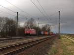 Hier eine 185 mit einem bunten Containerzug in Mangolding am 05.04.2010