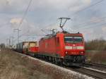 Die 185 047 am 02.04.2010 mit einem KLV-Zug unterwegs bei Obertraubling. 