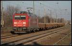 Railion 185 224-3 mit Niederbordwagen und altem Schotter im Abendlicht (DB Schenker Rail Deutschland AG, gesehen Nuthetal-Saarmund 07.04.2010)