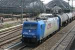 Alpha Trains 185 523-8 mit Kesselwagenzug bei der Durchfahrt in Dresden-Hbf, 22.04.2010