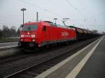 Br185 mit Schttgutwagen im Bahnhof Uelzen!