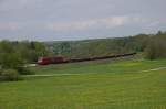 Eine unbekannt gebliebene Lok der BR 185  mit einem kurzen mit Stahl beladenen Gterzug bei Edlhausen am 8.5.2010.