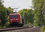 185 015-5 mit einem Gterzug aus Aachen-West Richtung Mnchengladbach am Km 25.4 der KBS485 kurz vor Geilenkirchen, 19.5.10