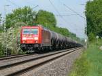 185 220-1 zieht einen Kesselwagenzug nach Aachen-West, hier aufgenommen am 22/05/2010 kurz vor Herzogenrath.