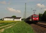 185 313 mit einem Seat Autozug am Sonnigen 23.05.2010 in Mangolding