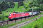 Die BR 185 109 bremst mit Re 486 503 zusammen einen KLV-Zug bei Wassen zu Tal am 0.05.2010