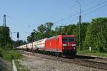 185 051 mit einem Kesselwagenzug am 04.06.2010 in Aling.