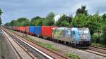 berraschung Nummer eins: 185 152 samt Containerzug Richtung Hamburg Harburg am 19.6.2010 