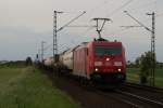 185 374-6 mit einem gemischten Gterzug bei der Durchfahrt durch Neuss-Allerheiligen am 29.05.10