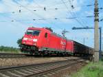 185 310-0 zieht bei Schrding einen Gterzug Richtung Wels;100715