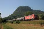 185 142-7  Railion Schweiz  mit CS 49546 Singen(Htw) - Karlsruhe-Rheinbrcke Raffinerie auf den ersten Metern ihres Laufweges unterhalb des Hohentwiels.
