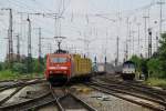 152 160-8 schlngelt sich mit ihrem Containerzug aus dem Frther Gterbahnhof.