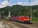 Die 185 368 am 31.07.2010 mit einem Containerzug bei der Durchfahrt in Wernstein.